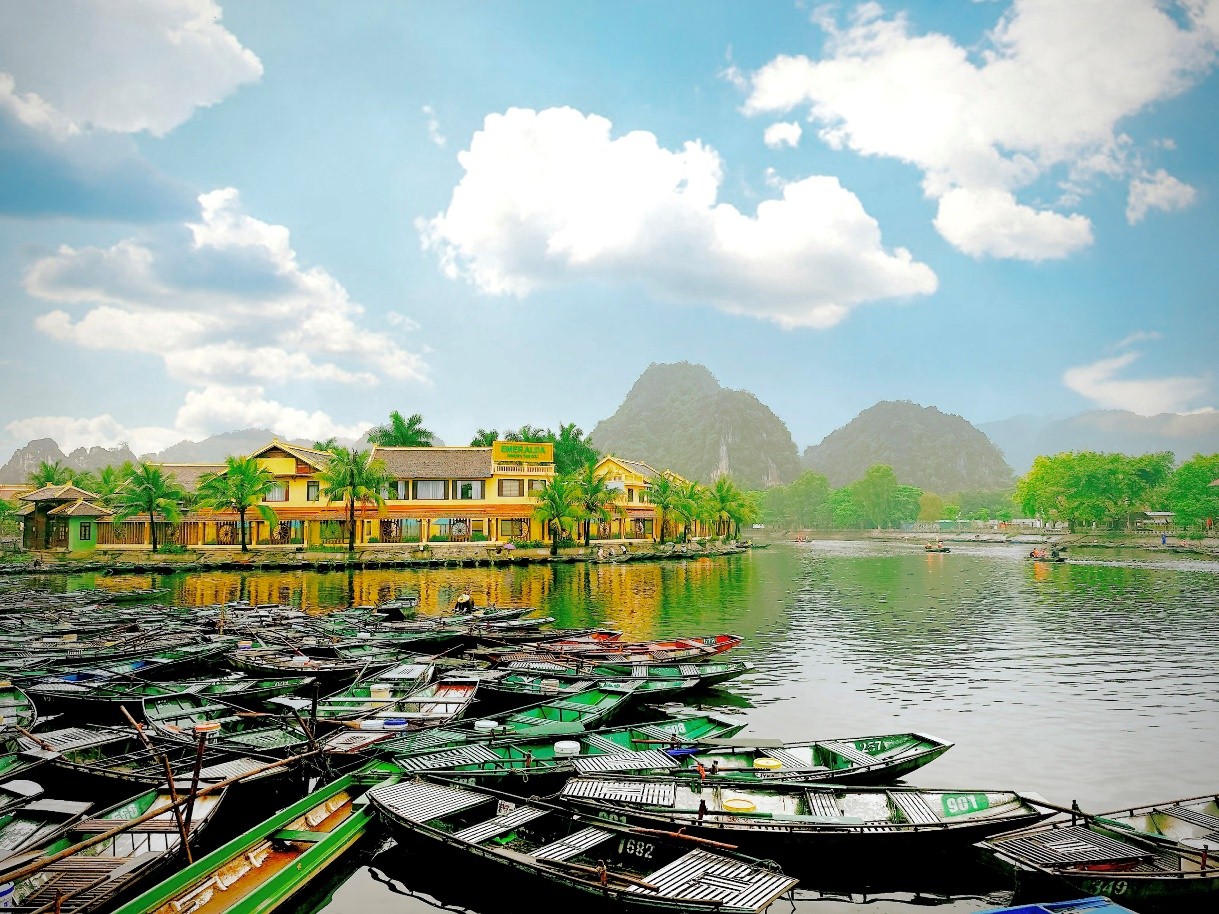 Với vị trí đắc địa ngay cạnh bến thuyền Tam Cốc, Emeralda Resort Tam Cốc nổi bật như một biệt phủ xa hoa xứ Kinh Kỳ